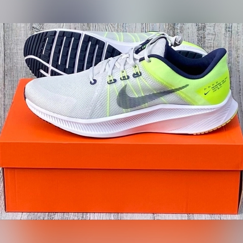 NWT Nike Quest 4  -Mens Size 11-